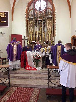 Msza św kapłanów dekanatu w intencji nieżyjących kapłanów pracujących w naszych Parafiach.